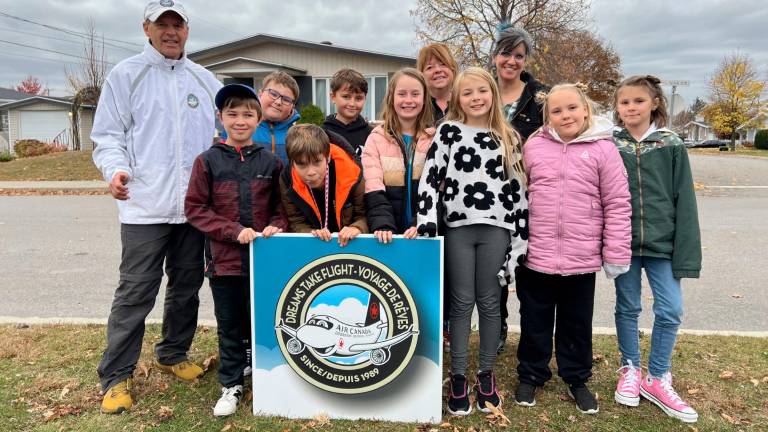 $!Les huit jeunes et les accompagnateurs à leurs retours à Montmagny. Crédit photo : Édouard Bérubé.