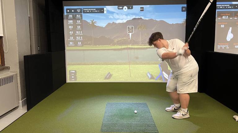 $!L’un des jeunes qui pratique sur le nouveau simulateur de golf. Crédit photo : Édouard Bérubé.