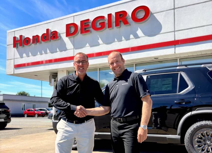 Francis Fréchette, président du Groupe automobile Fréchette Thibault, accompagné de Martin Gagné nommé vice-président de Honda Degiro. (Photo de courtoisie)