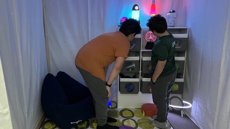 $!Des jeunes ont eu l’occasion d’essayer la nouvelle salle sensorielle. Crédit photo : Édouard Bérubé.