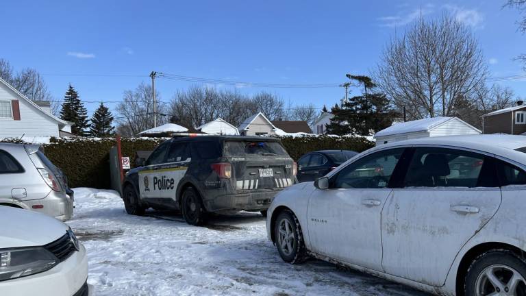 $!Il y a eu une opération policière dans un logement près de l’église Saint-Mathieu. Crédit photo : Édouard Bérubé.